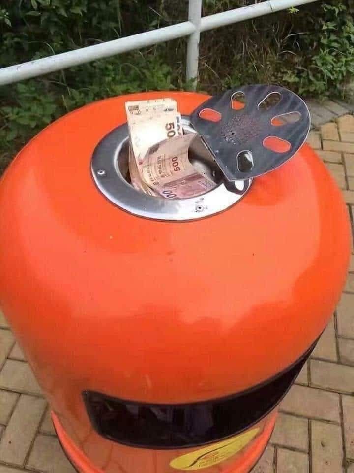 港街道垃圾箱驚現一大疊$500元鈔票