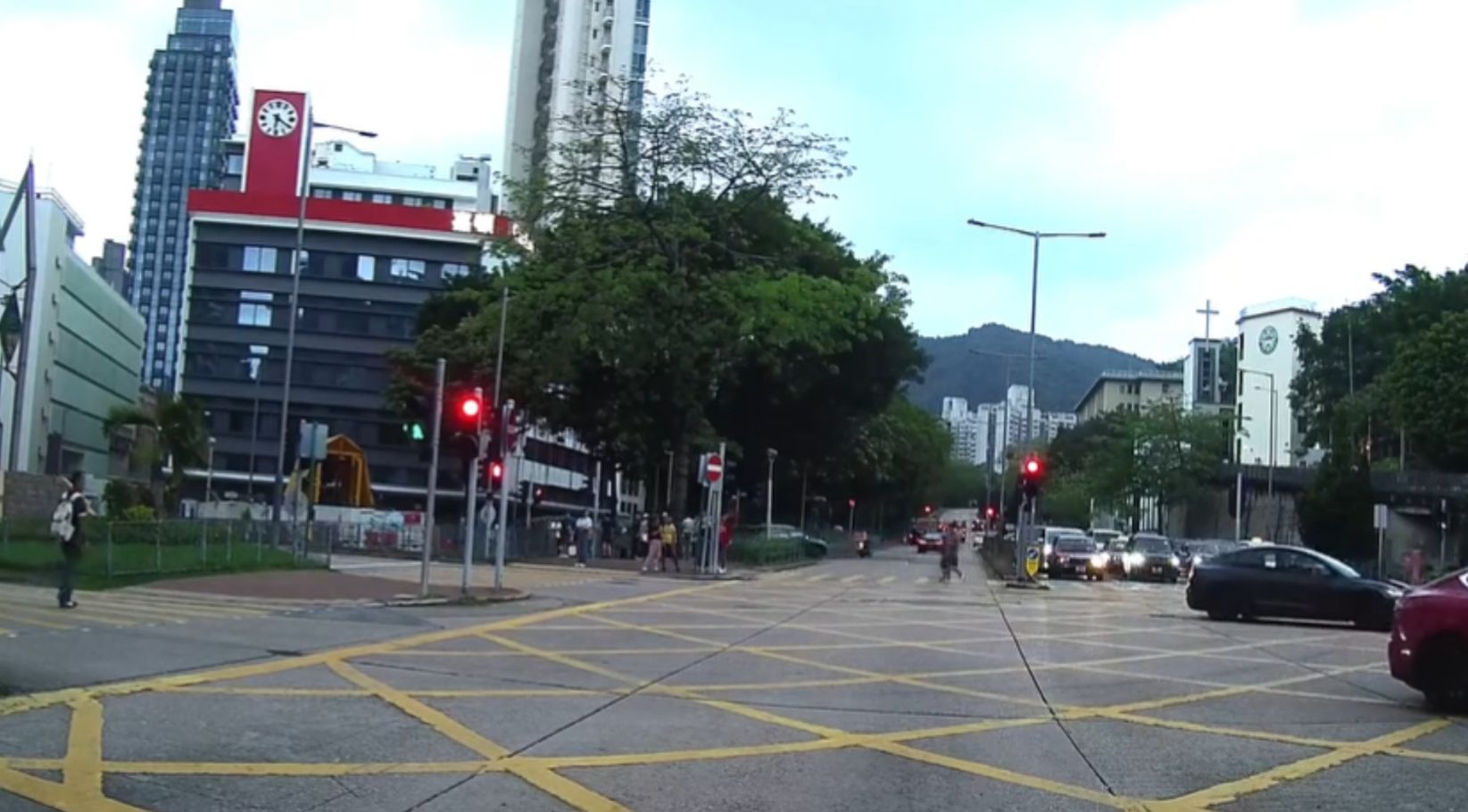 車Cam直擊｜深水埗妹妹漠視「馬路如虎口」　短跑連衝3馬路險被車撞