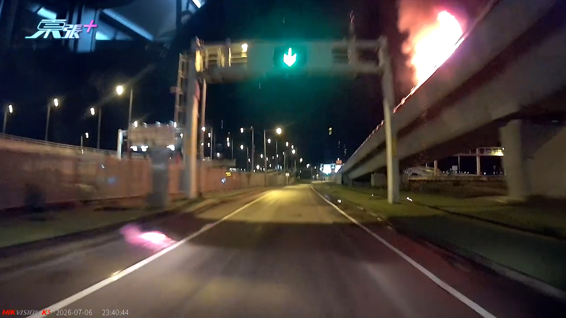 車Cam直擊｜港珠澳人工島的士爆炸一刻　火球「砰一聲」碎片從天橋掉落