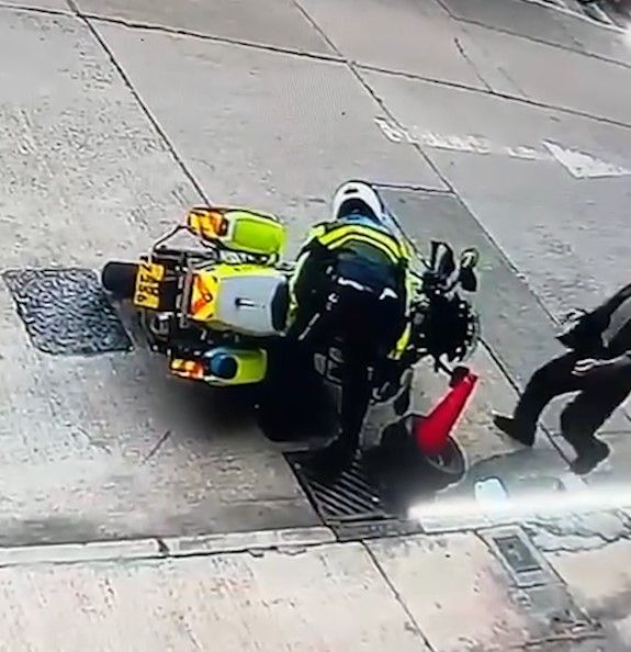 漆咸道北交通警鐵騎「開車失事」