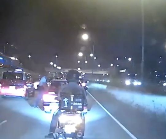 車Cam直擊｜赤膊男反轉吐露港公路突落的士狂奔