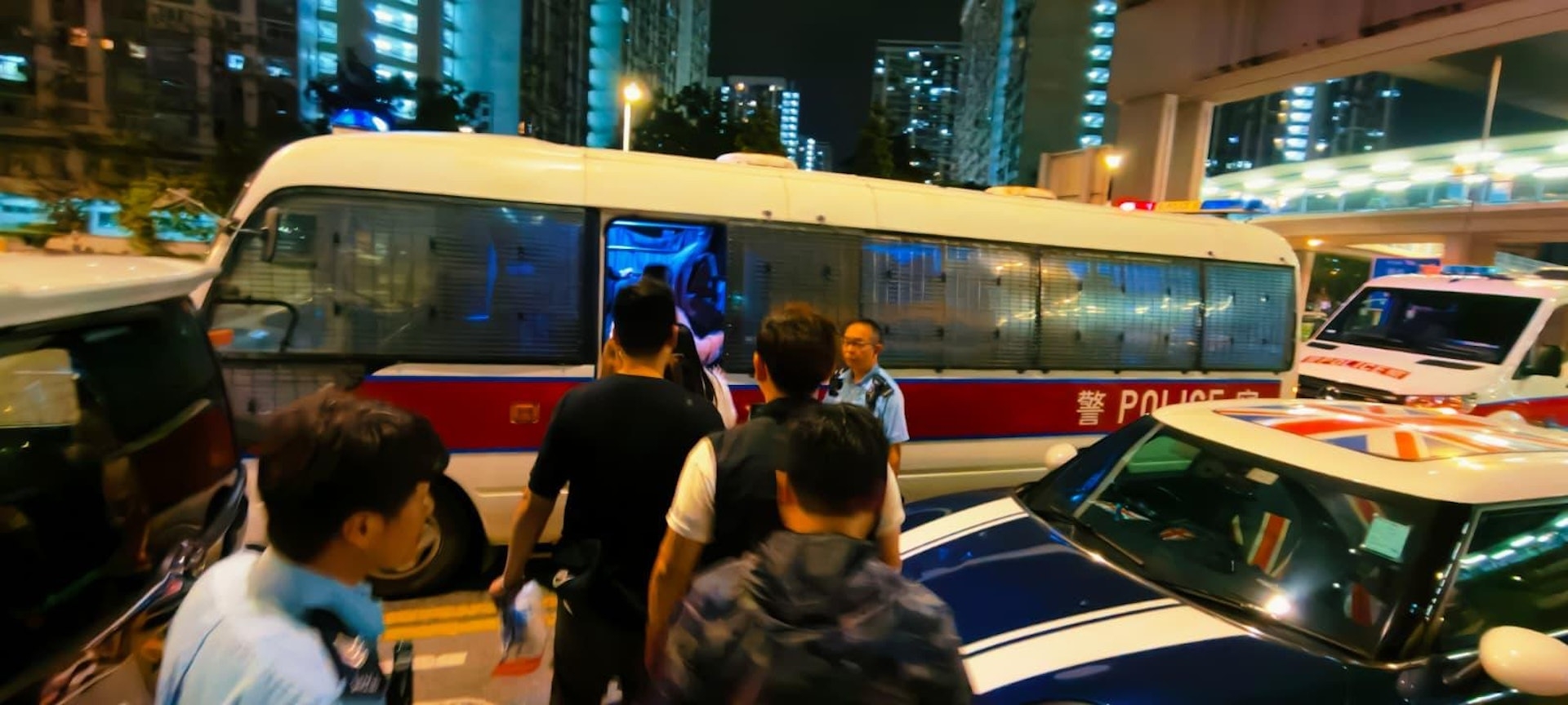 元朗警區反三合會行動組人員昨日（3月19日）晚上約11時展開代號「逸影」（FLOWINGSHADE）的反罪惡行動，突擊搜查區內的酒吧，並於媽橫路一單位搗破一間懷疑無牌酒吧。（警方圖片）