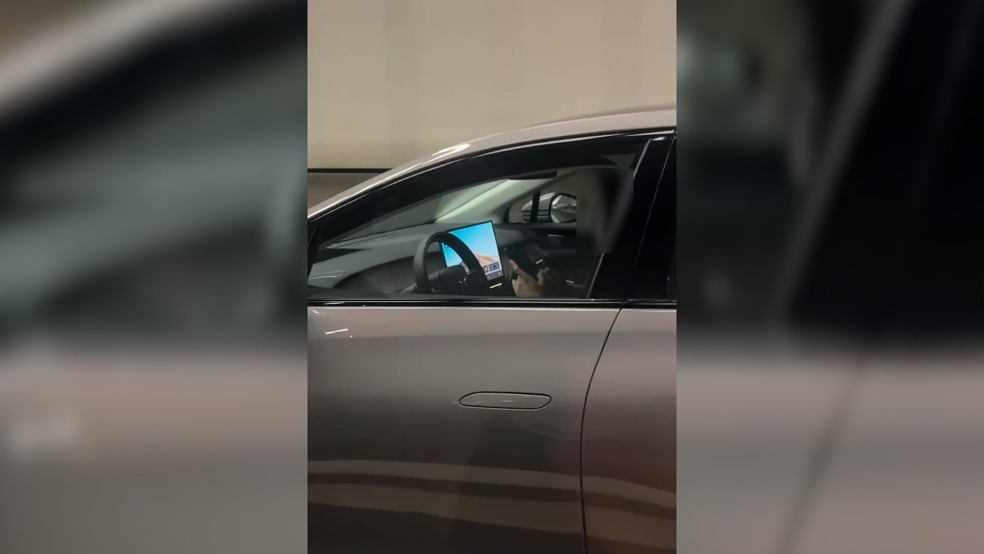 車Cam直擊｜「FU車牌」涉危險駕駛　隧道行駛期間竟雙手完全離開軚盤