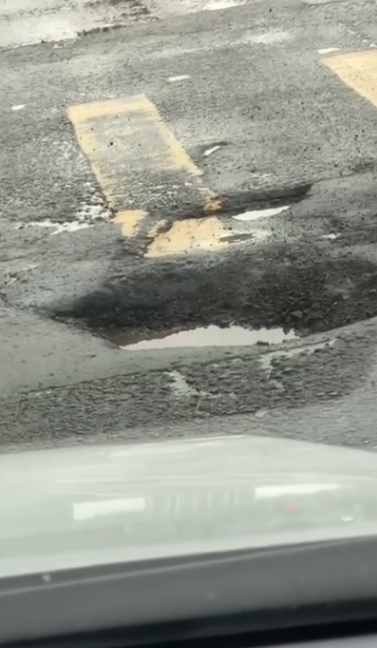有片｜3號幹線連翔道行車路驚現「大窿」