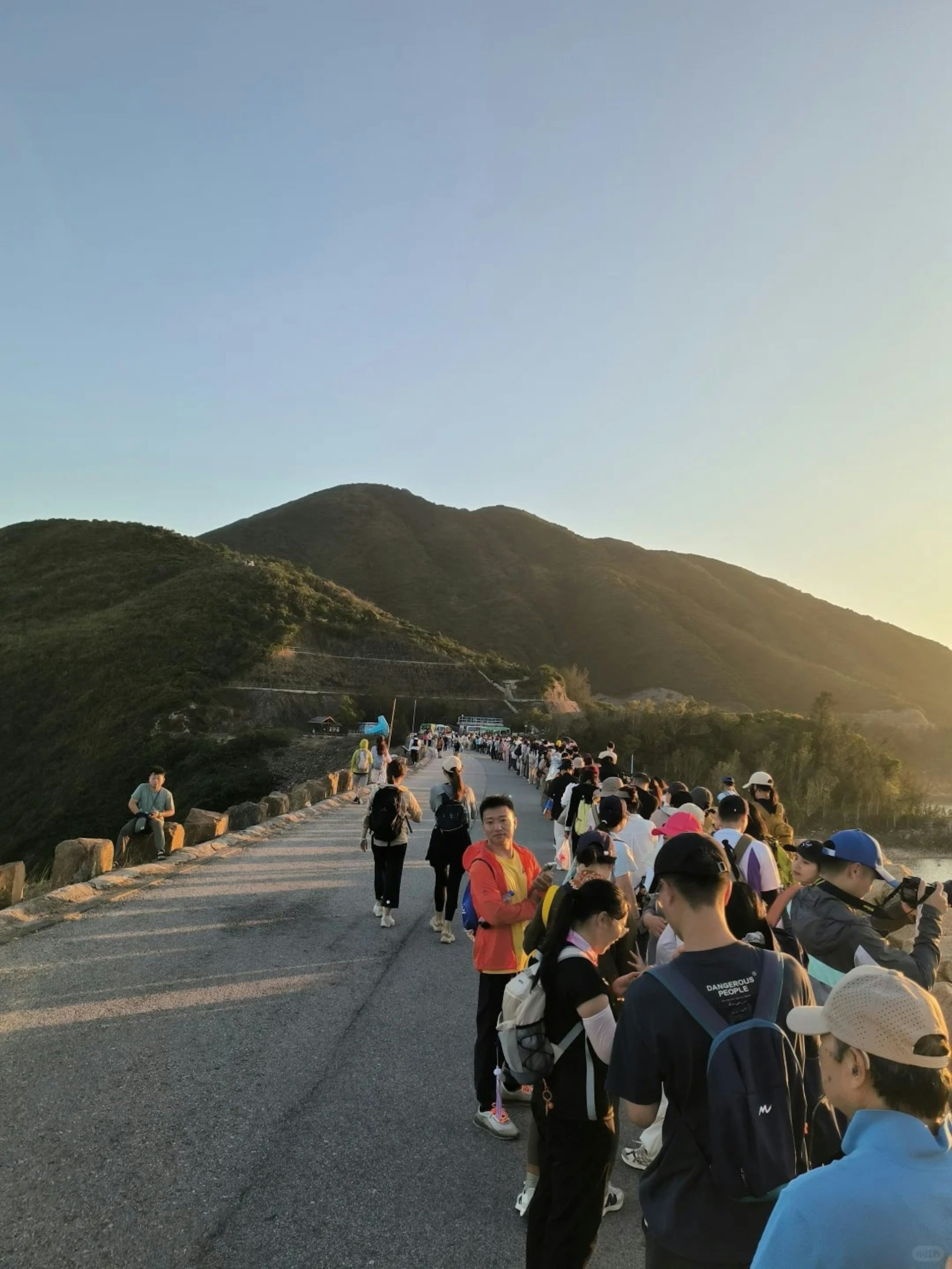 麥理浩徑同樣逼爆　網民估計「成萬人」行山