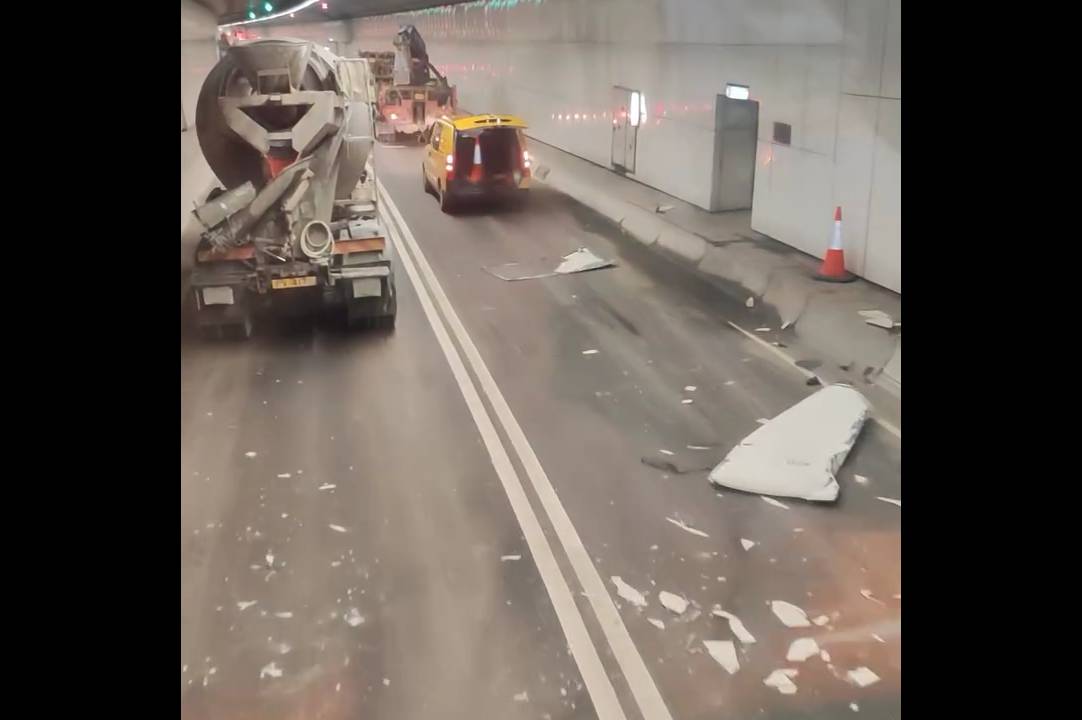 屯赤隧道吊臂車失控掃毀20米護牆板。(影片截圖)