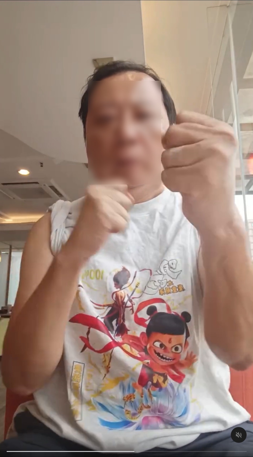 影片中，該名男士身穿哪吒公仔上衣，坐在鏡頭前展示肌肉及連續出拳，揮動拳頭時氣勢十足，彷彿空氣都被劈開。