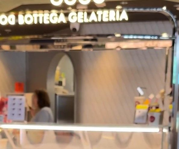 尖沙咀雪糕店店員狂舔雪糕匙過程被拍下