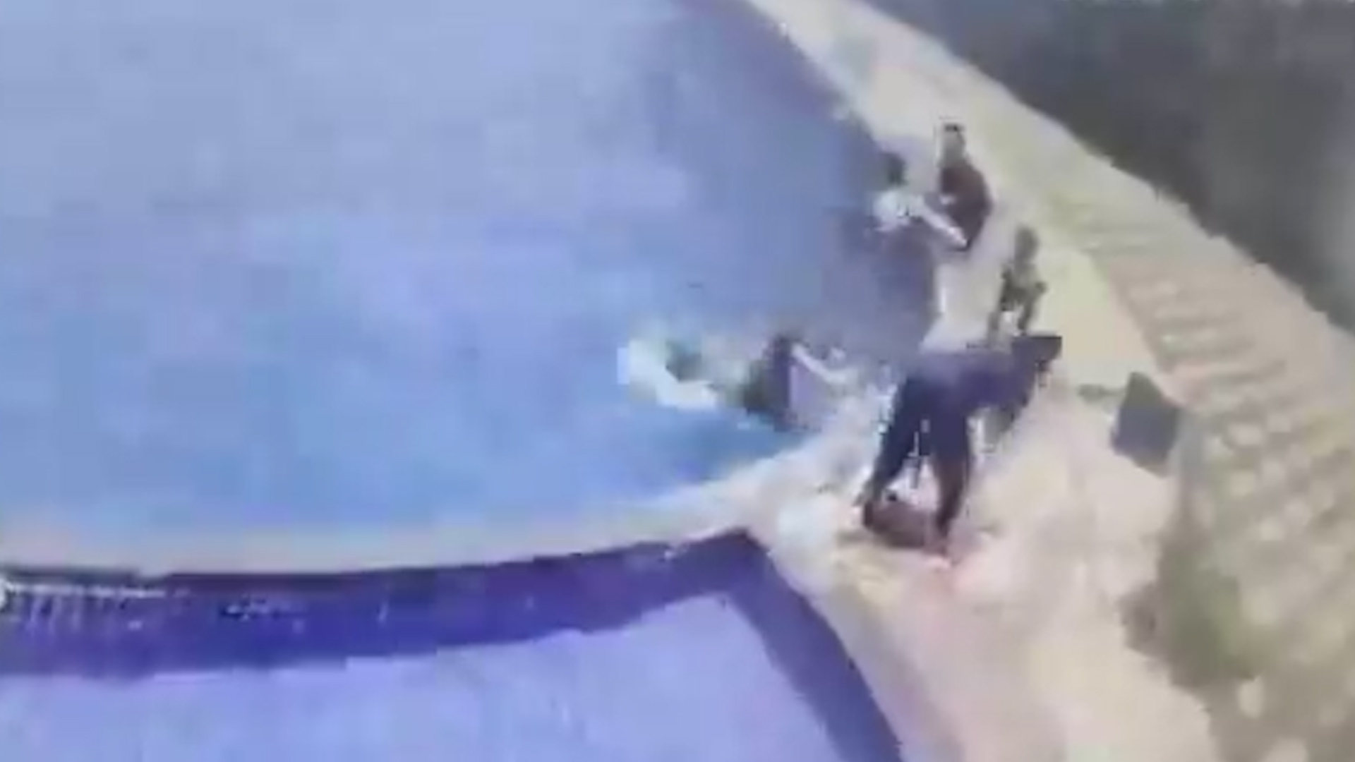 印度度假村泳池遇溺悲劇　33歲男子暈倒墮水亡　8歲兒子池邊呼救無人理 （X影片）