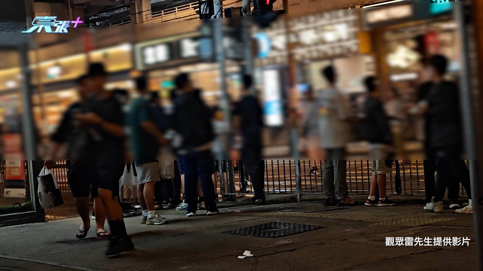 東張西望報料｜屯門驚現「闖軌拍攝」危險行為　青少年衝出馬路兼滋擾輕鐵　居民：嚴重影響安全 （觀眾雷先生提供《東張+》影片截圖）