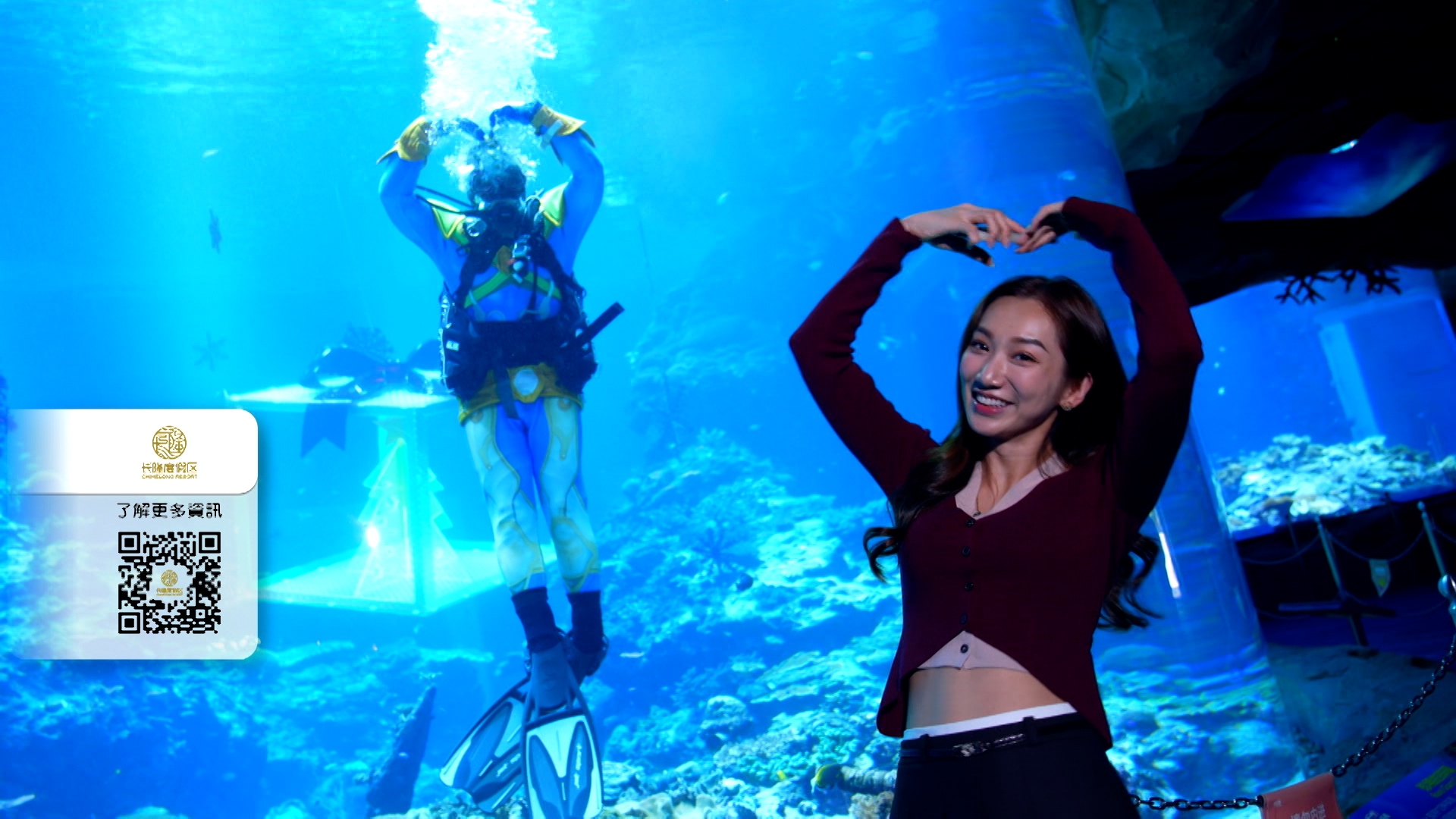 而珊瑚缸水底有漂亮的聖誕裝飾，連海牛也不吃虧，正在享用聖誕樹造型美食。