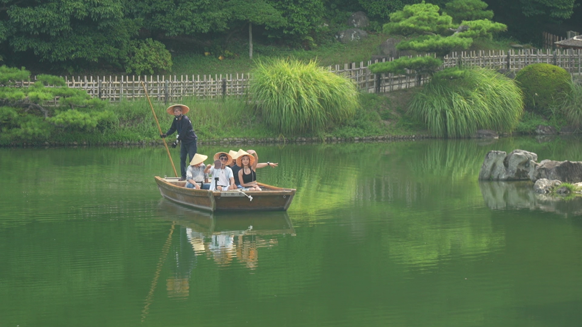 Lesley坐住船遊栗林公園。