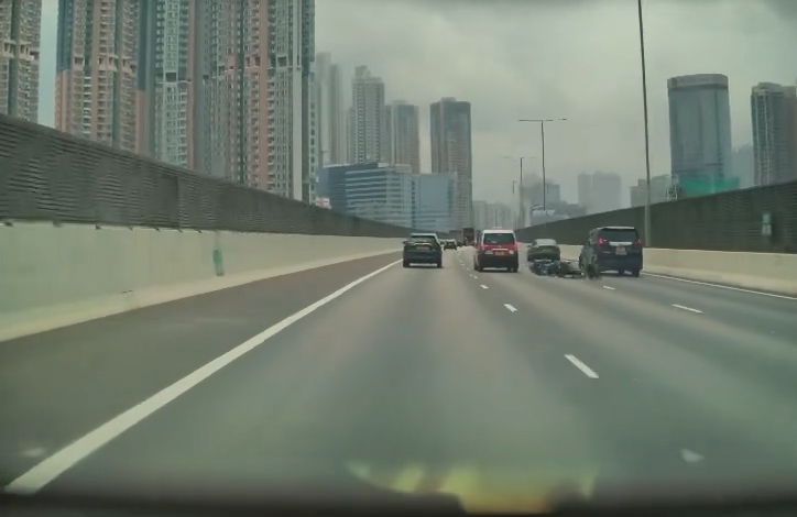的士、電單車及私家車分別沿左、中、右線行駛，之後的士切至中線，撞倒電單車。（Facebook影片截圖／車cam L（香港群組）／Chui Sze Nok）