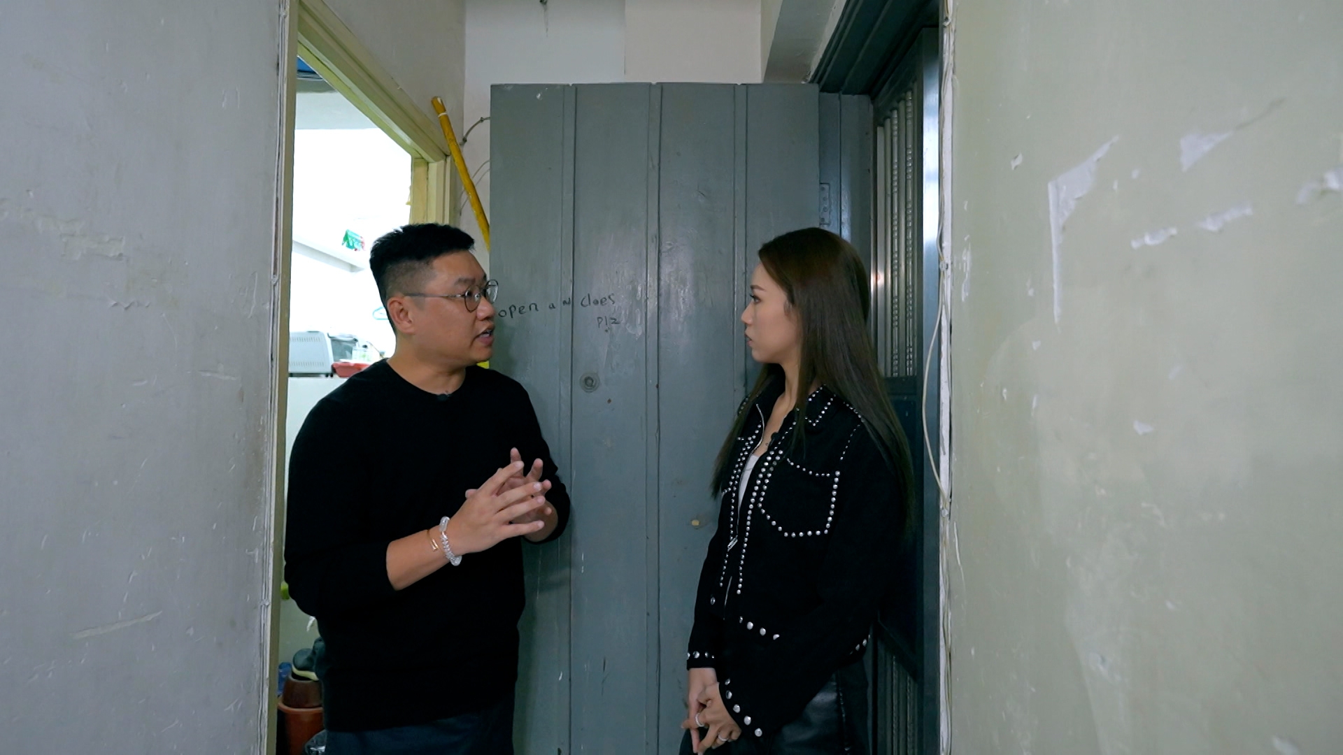 屋宇署認可人士（建築師）Tony表示，簡樸房的其中一個重要要求是消防安全，而面積方面則最少要有8平方米。