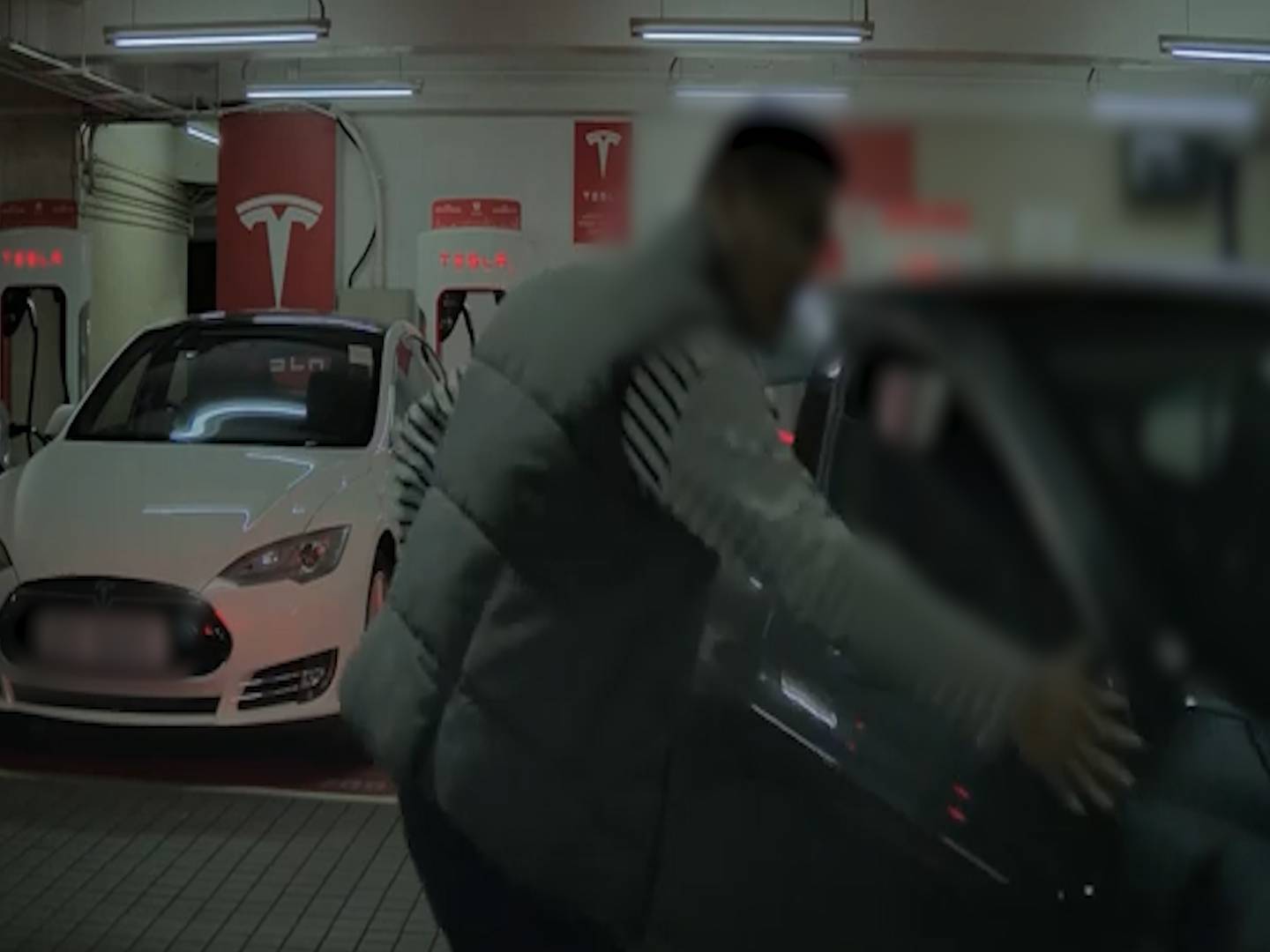Tesla女司機停車場泊車有人睇實都揩花對面