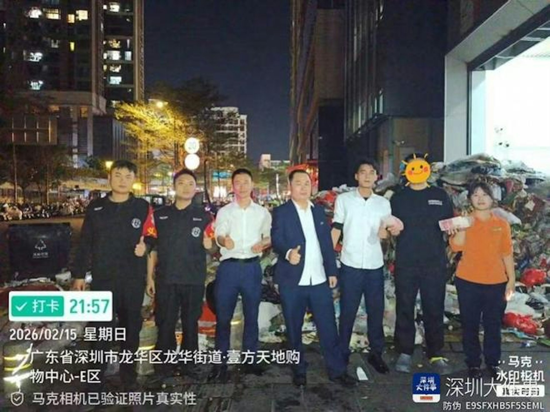 管家、清潔工及保安員一同上陣，在刺鼻氣味之中逐袋翻找，歷經通宵七小時的不懈努力，最終從垃圾山中成功尋回10萬元現金。（網上圖片／深圳大件事）