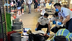 車CAM直擊｜元朗男子當街被追斬四肢重創浴血倒地 刀手乘接應客貨車逃去
