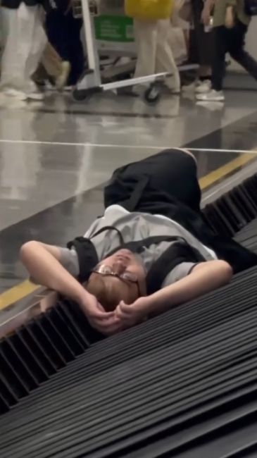 港機場行李輸送帶男子大覺瞓勁梳乎