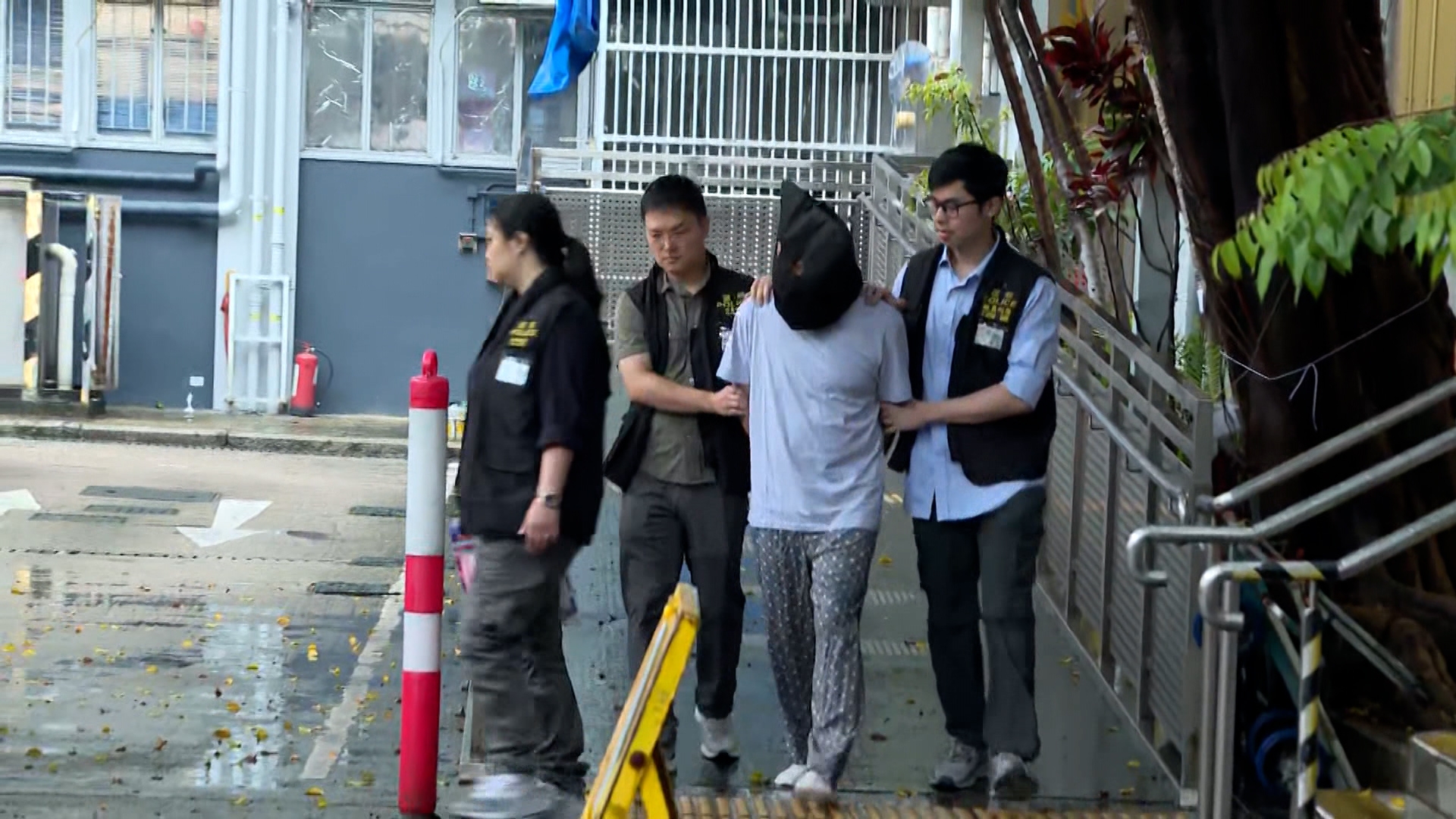 警方已落案起訴該名男子，惟有觀眾向《東張西望》報料，指疑犯早有前科。