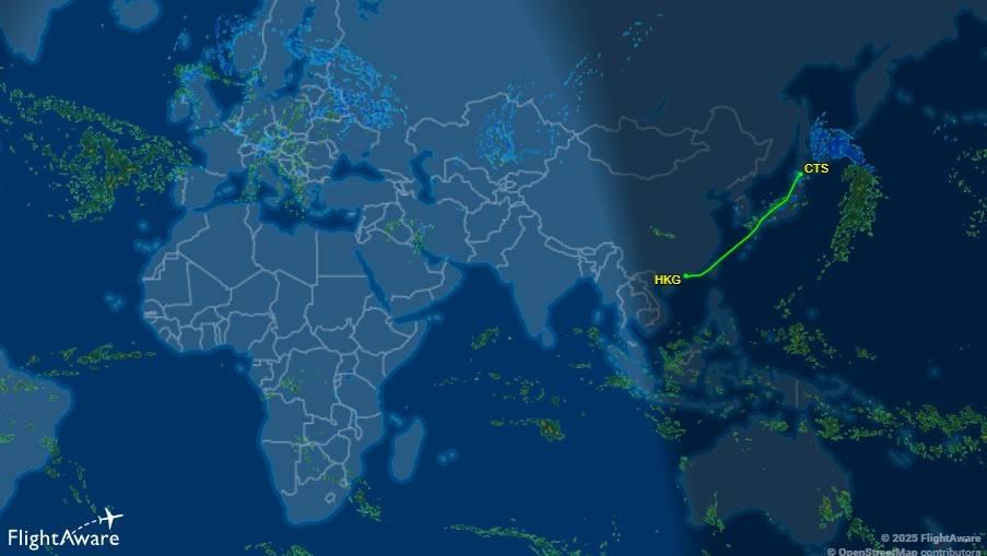 國泰航空｜札幌飛香港航班，60歲內地女與人爭執互擲軟墊雙雙被捕。(flightaware)