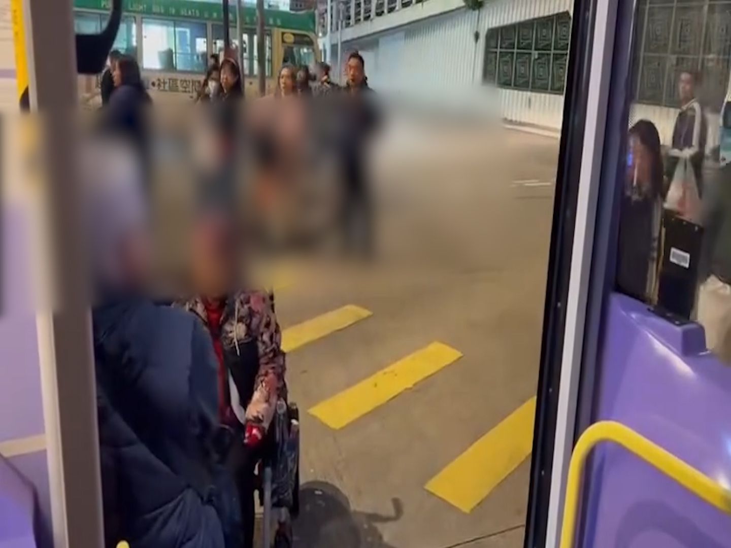 香港仔女車長被阿伯發難大鬧，只因輪椅婆婆未上到車？(影片截圖)