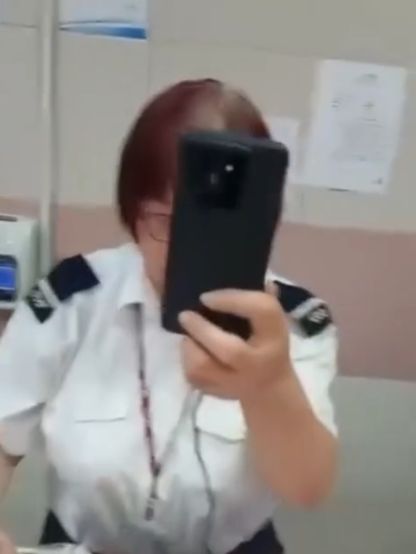 翠屏邨公屋女保安揈毛巾追打外賣員