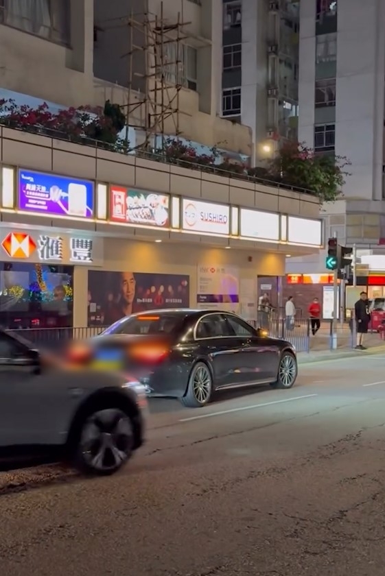 特權車香港橫行「冇王管」？黃埔花園外公然停車激死街坊：玩手機塞住條路