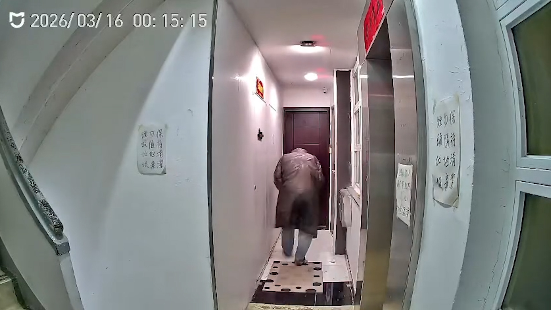 天眼直擊｜黑色雨衣赤腳男偷Beyond「二樓後座」門牌　鬼鼠轉掛盜版門牌