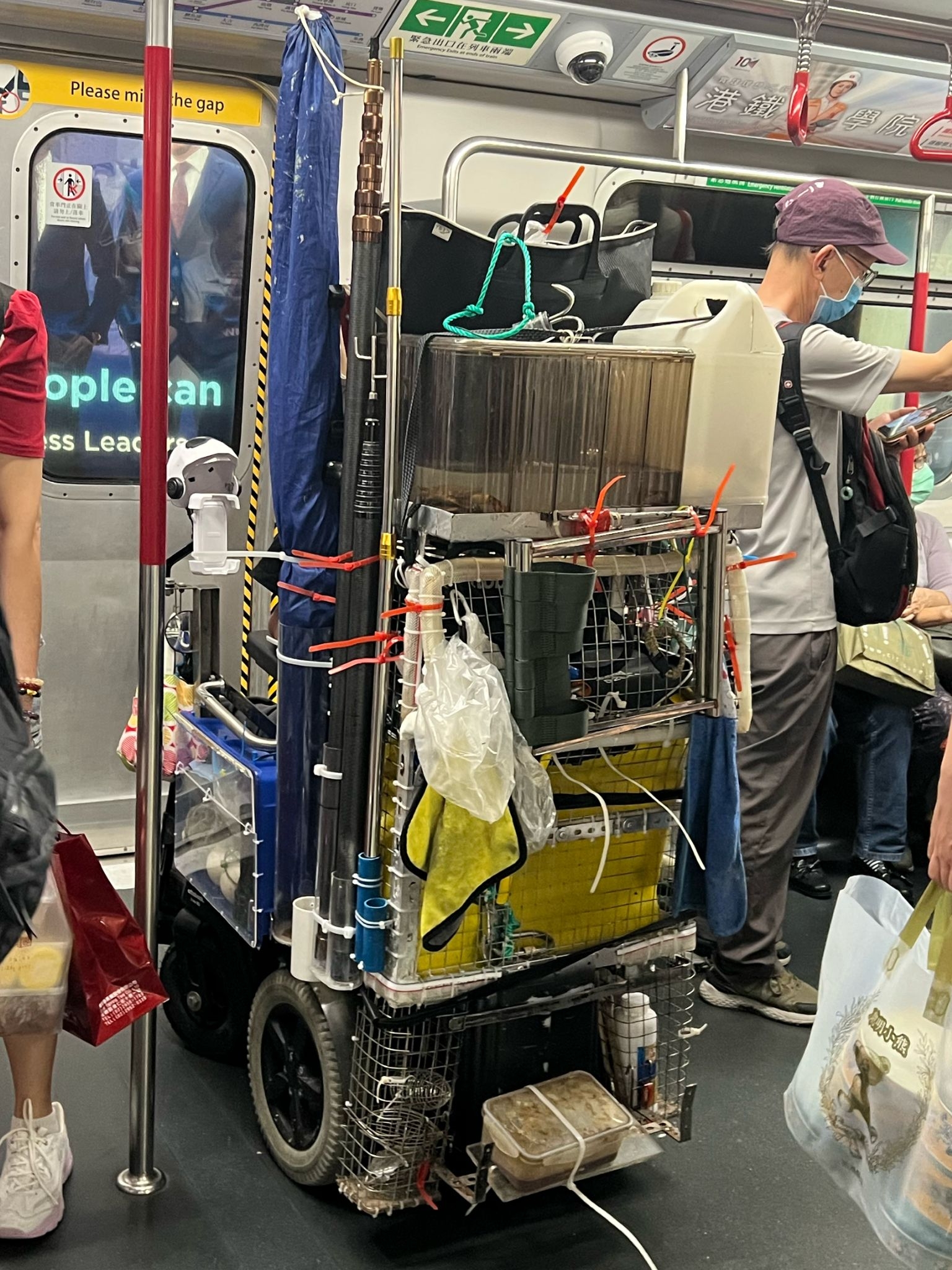 東張+收到報料指，周一（5月11日）下午約4時15分，荃灣線往荃灣方向的一列列車，駛至尖沙咀站時，一名駕駛電動輪椅的大叔，在沒有地鐵服務員的協助下，自行衝入車廂內。（報料觀眾提供圖片）
