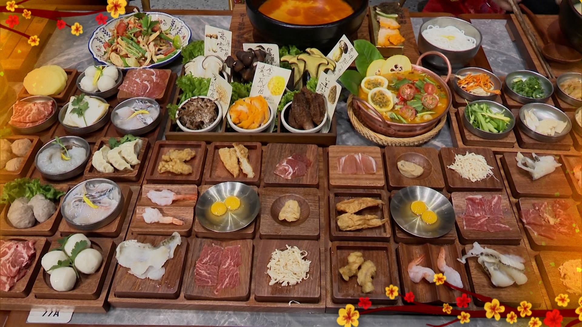 首先是有九種食材，由自己親自加材料的過橋米線。