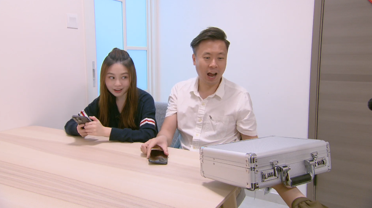 Phoebe 同 Terry自願接受「臨瞓前一小時戒手機」挑戰。