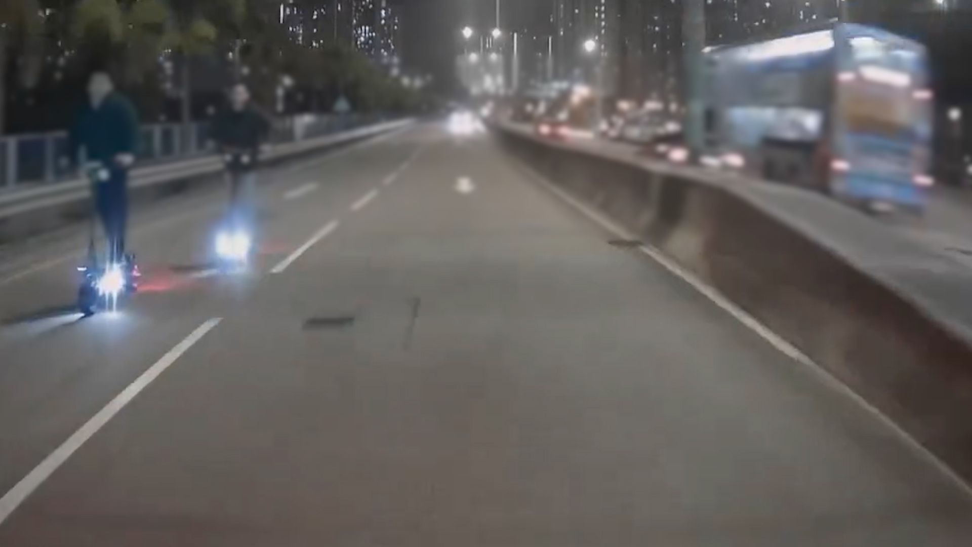 5人踩電動滑板車行馬路上飛鵝山