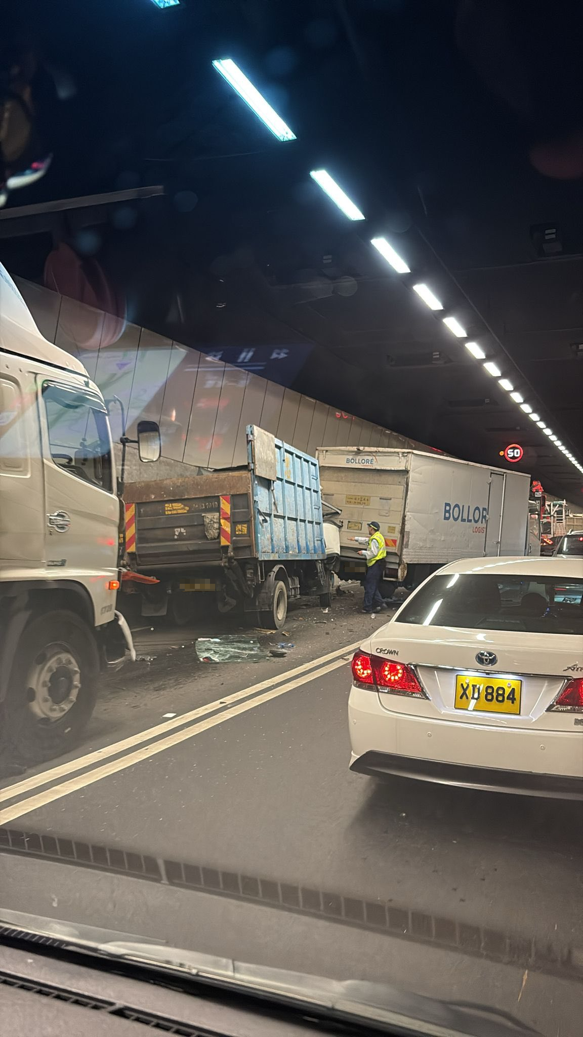 在粉嶺龍山隧道往香園圍管制站方向，有四部貨車在管道內連環相撞，現場地面佈滿車輛殘骸，有貨車車頭變形，其擋風玻璃甩脫。（Facebook圖片／車cam L（香港群組）／Bosco Chu）