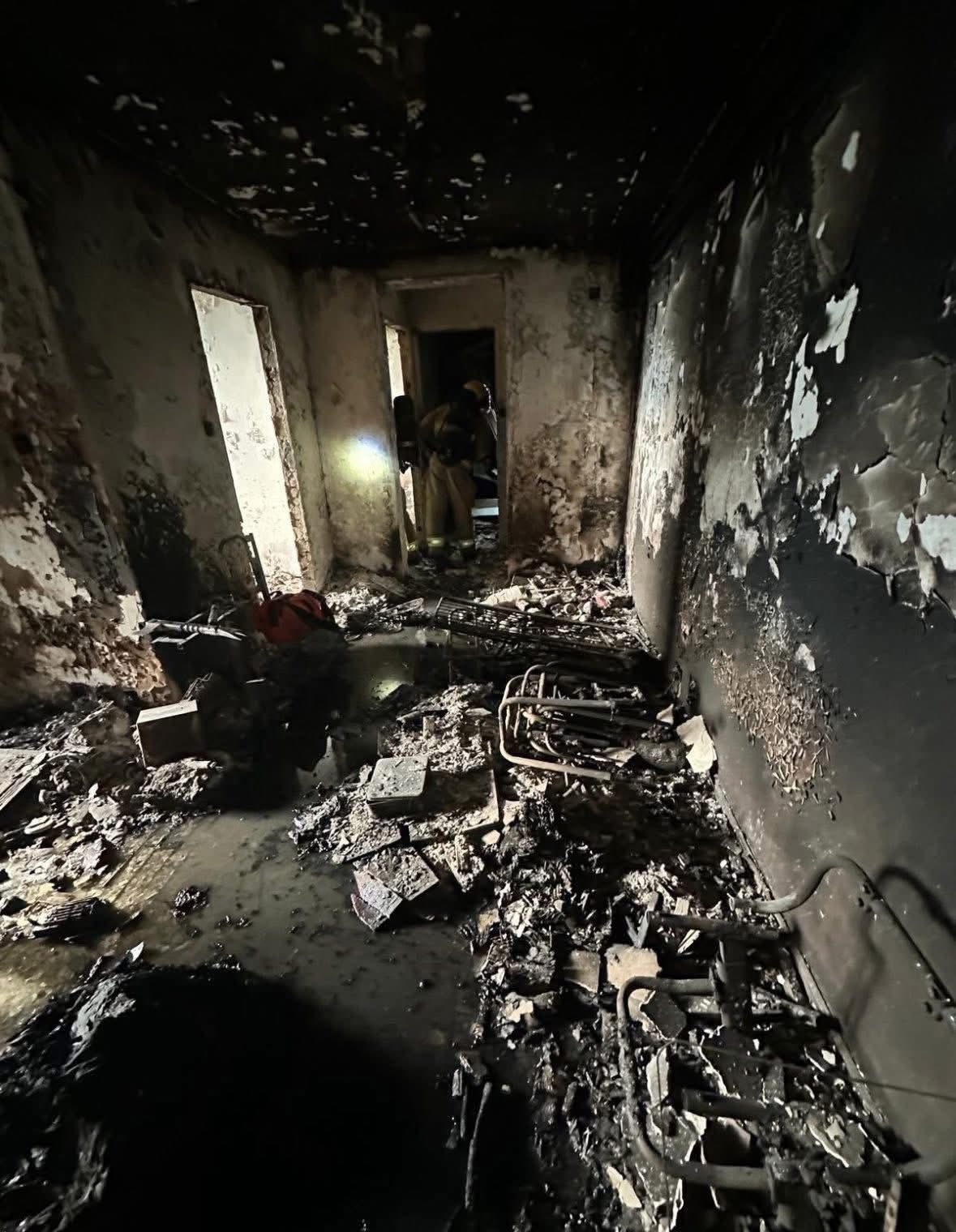 大埔宏福苑五級火｜災後單位慘況大公開，內櫳「甩皮甩骨」慘絕人寰。(FB@Kitty Chau)