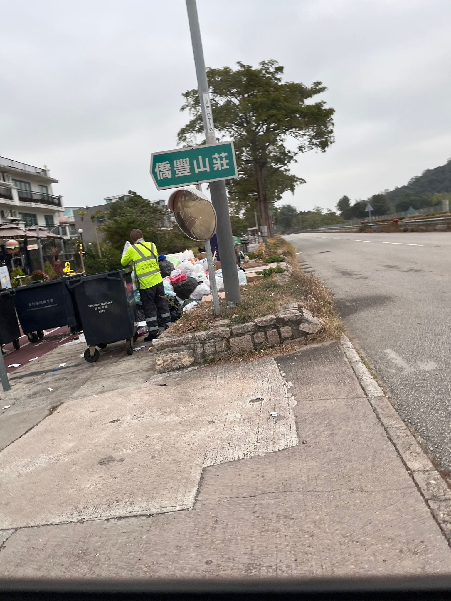 在大埔龍尾村，垃圾被放置在行人路再收集。（報料觀眾提供圖片）