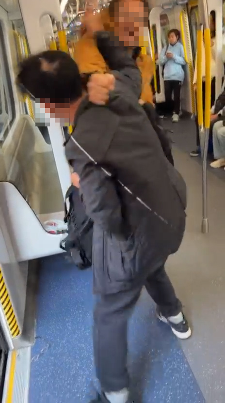 事發時，黃衣本地男多次出拳襲擊黑衣內地男，而黑衣內地男則以踢腿還擊，期間雙方粗口橫飛，不斷爭執。（報料觀眾提供影片截圖）