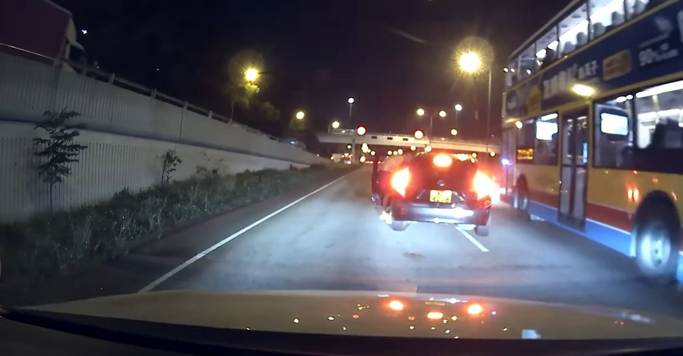 車Cam直擊｜赤膊男反轉吐露港公路突落的士狂奔