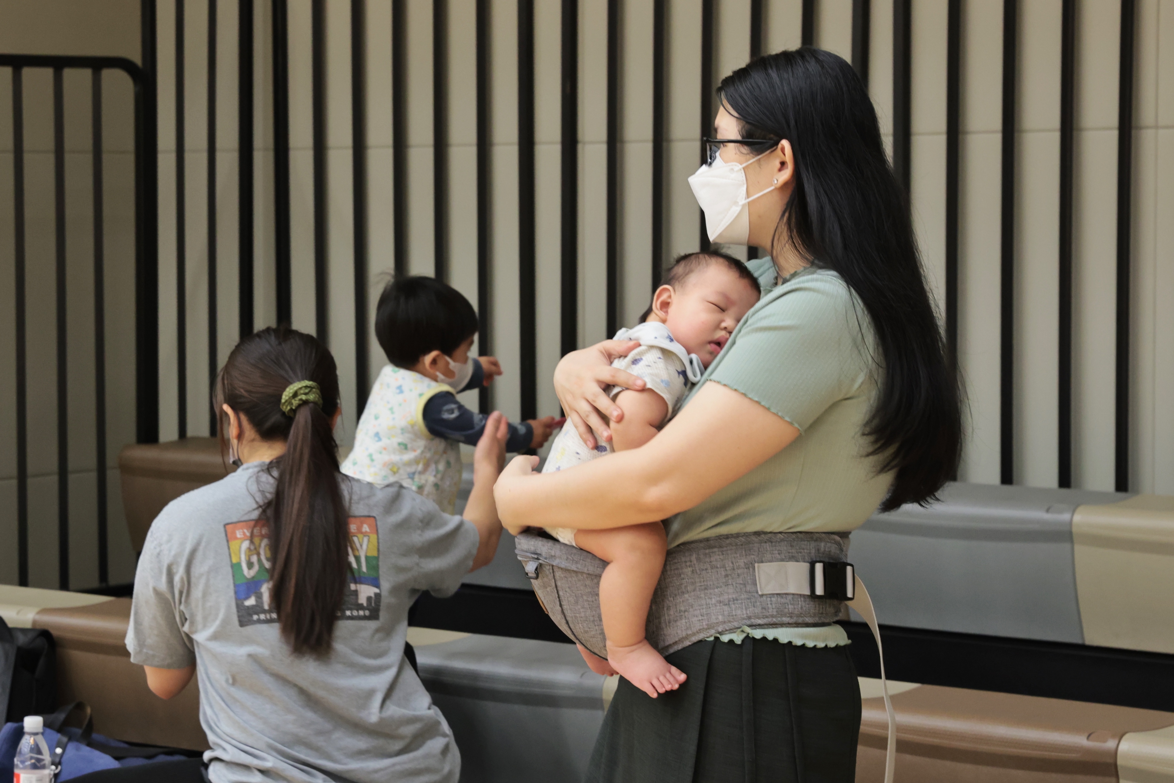 公務員明年4月起享育兒假每名3歲以下子女每年多3日假- 香港- 大公文匯網