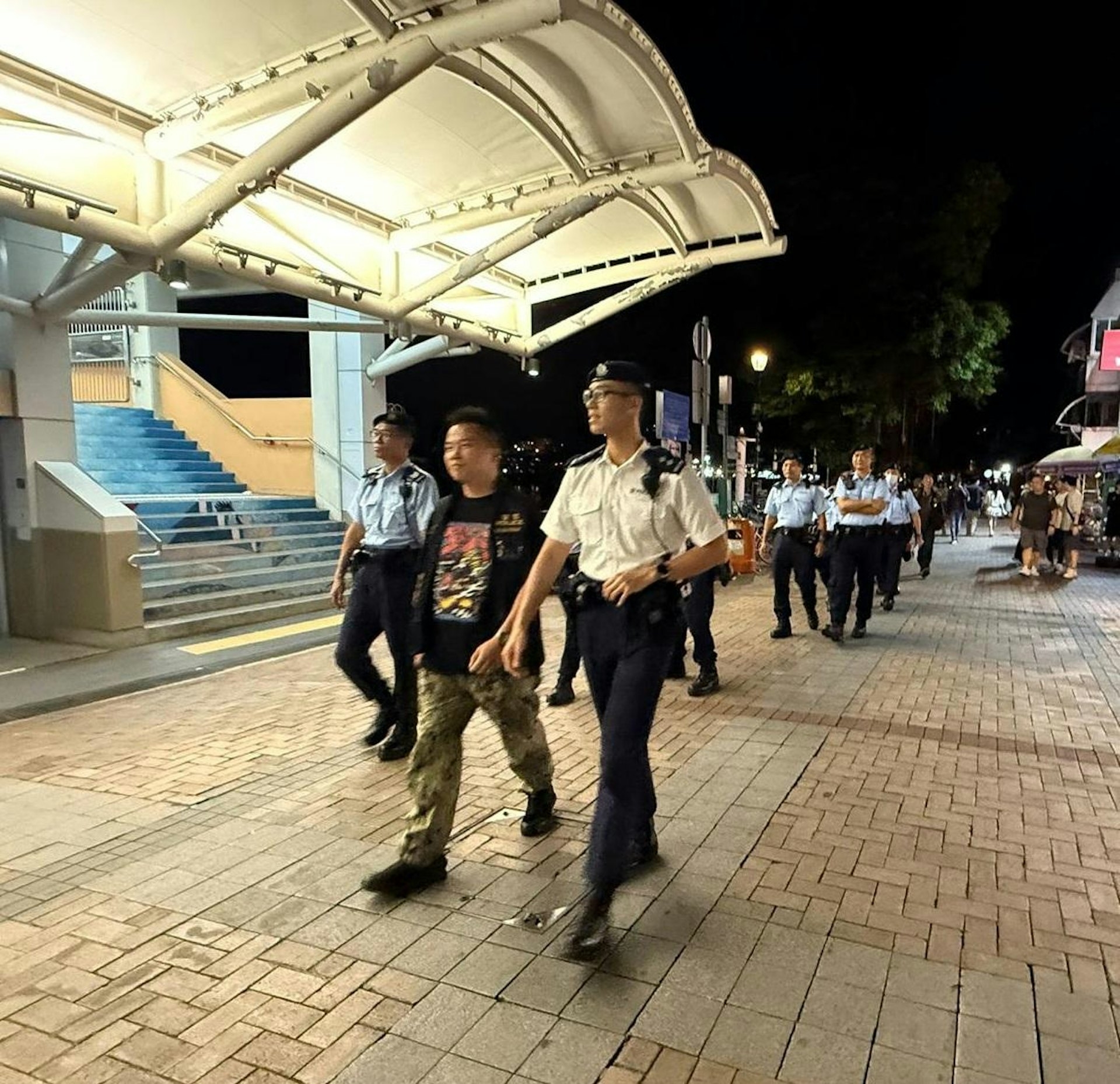 警方昨日（10月25日）進行全港性的「犁庭掃穴」行動，突擊搜查145間娛樂場所，進行拘捕及大規模掃蕩，以打擊有組織犯罪活動，堵截犯罪份子的收入來源。（警方圖片）