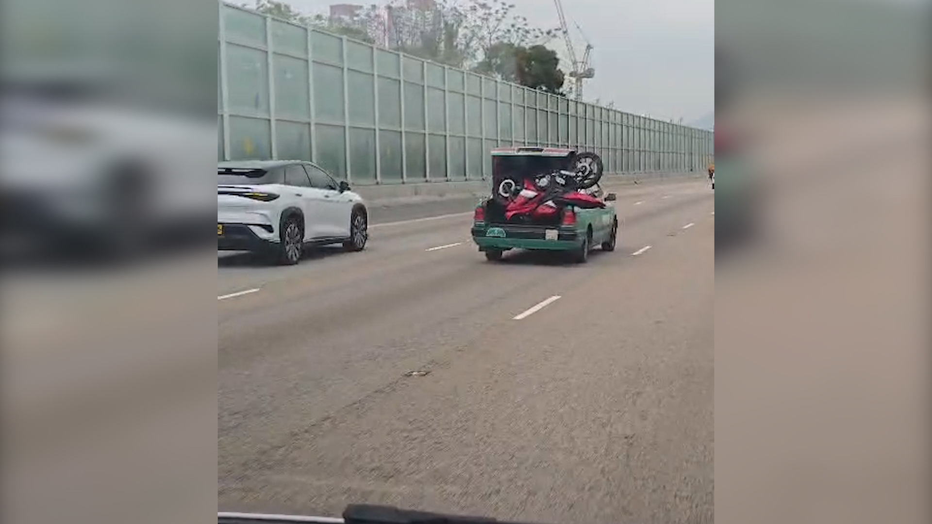 東張西望報料｜綠的變「運貨車」車尾箱放電單車　元朗公路中間奔馳勁牙煙