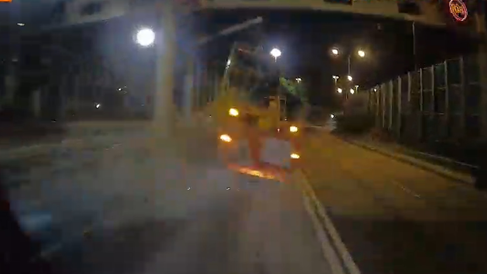 東張獨家報料｜車Cam直擊｜吐露港公路工程車欲爬頭不成撞三角欄　片主：成架車散晒 (東張+影片截圖)　