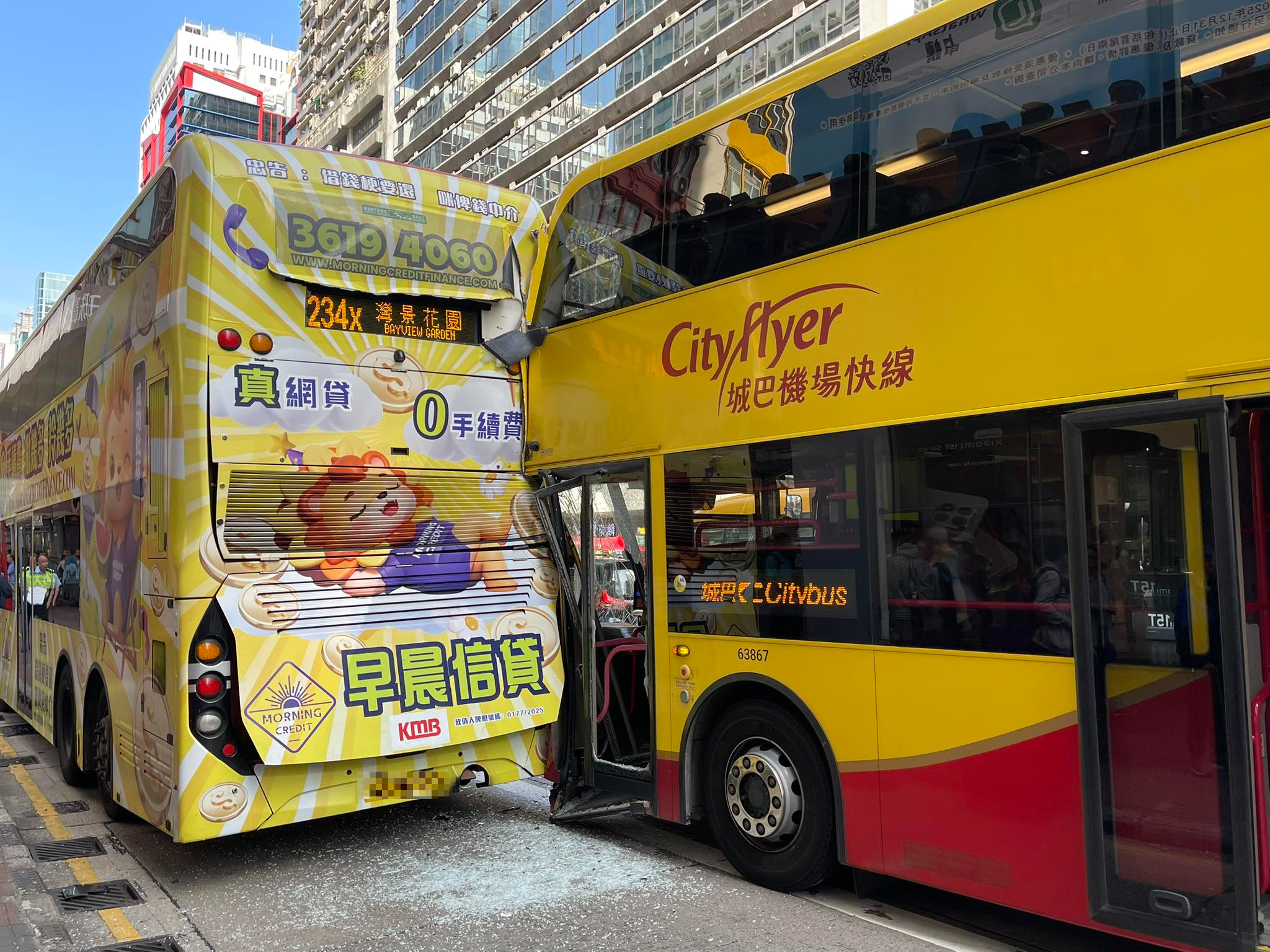 意外發生後，有巴士車頭凹陷，擋風玻璃有裂痕，上客車門則嚴重損毀，其玻璃碎裂，碎片散滿一地，而另一輛巴士則車尾被撞受損。（Facebook圖片／車cam L（香港群組）／Brian Tse）