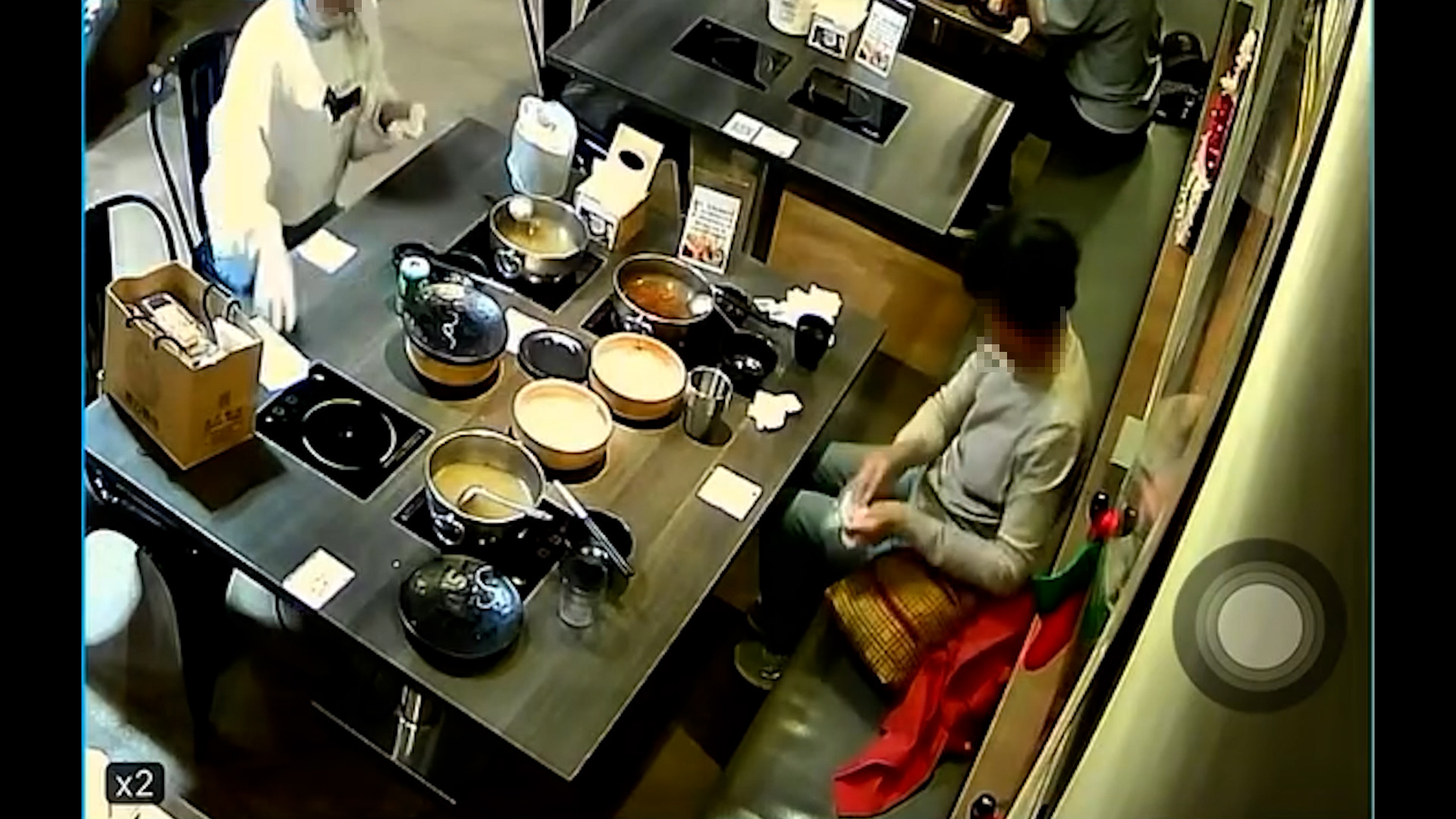 年輕女子向老婦遞上膠袋，老婦便把桌上未打開的罐裝飲品放入膠袋保存。（Threads影片截圖／ciel.ying）