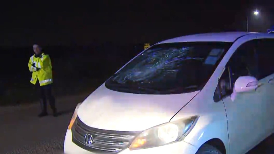 涉事私家車車頭擋風玻璃中央，被撞至出現一個大型「蜘蛛網」狀裂痕。（網上圖片）