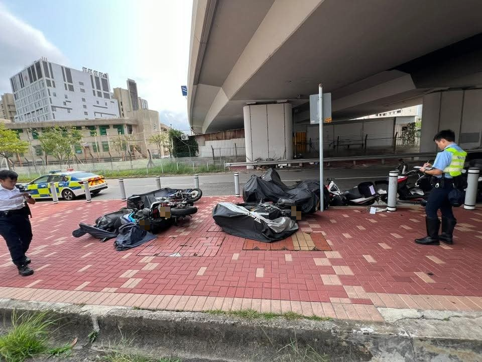 網上相片顯示，現場一片狼藉，多輛電單車東歪西倒，零件四散地上。（Facebook圖片／香港鐵騎館）