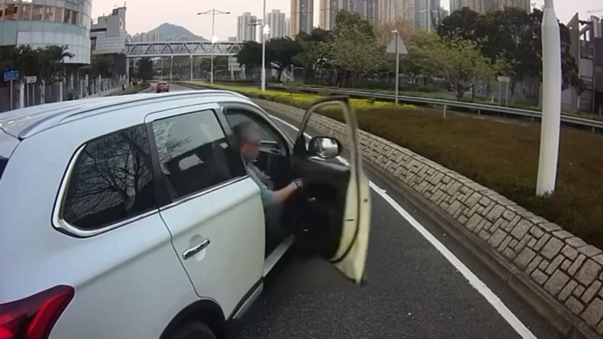 有片｜將軍澳白色私家車螺旋處閘車及讓線沒停