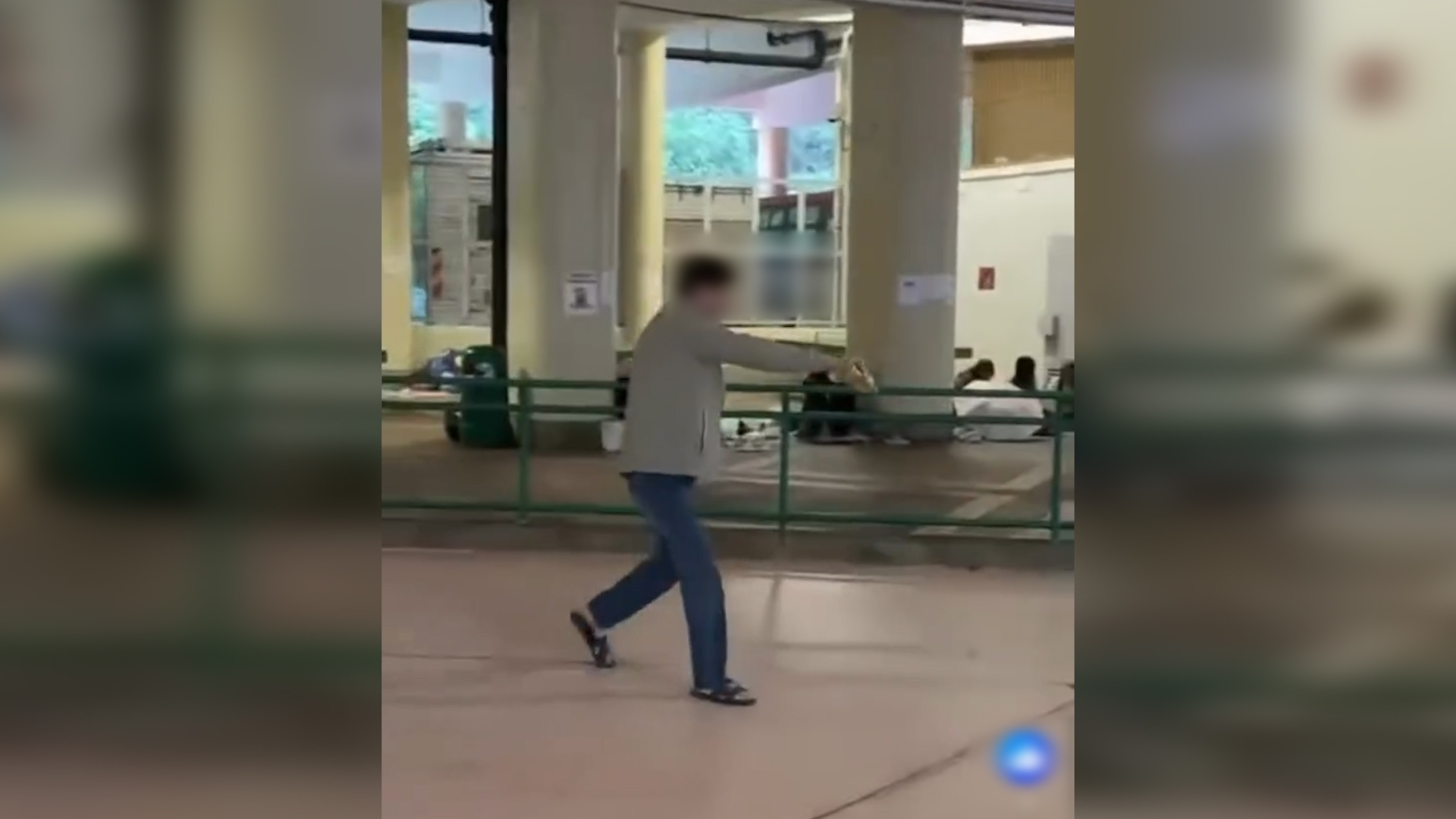 據影片所見，男子手中拿出一支花生油倒落地上，而花生油亦被男子倒在地上，地上亦有明顯油漬。