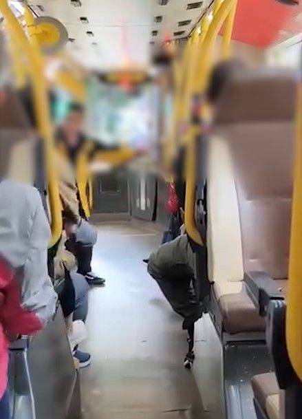 有片｜巴士阿叔大鬧車廂稱要「等埋老婆」　乘客鼓譟　結局最終居然這樣！