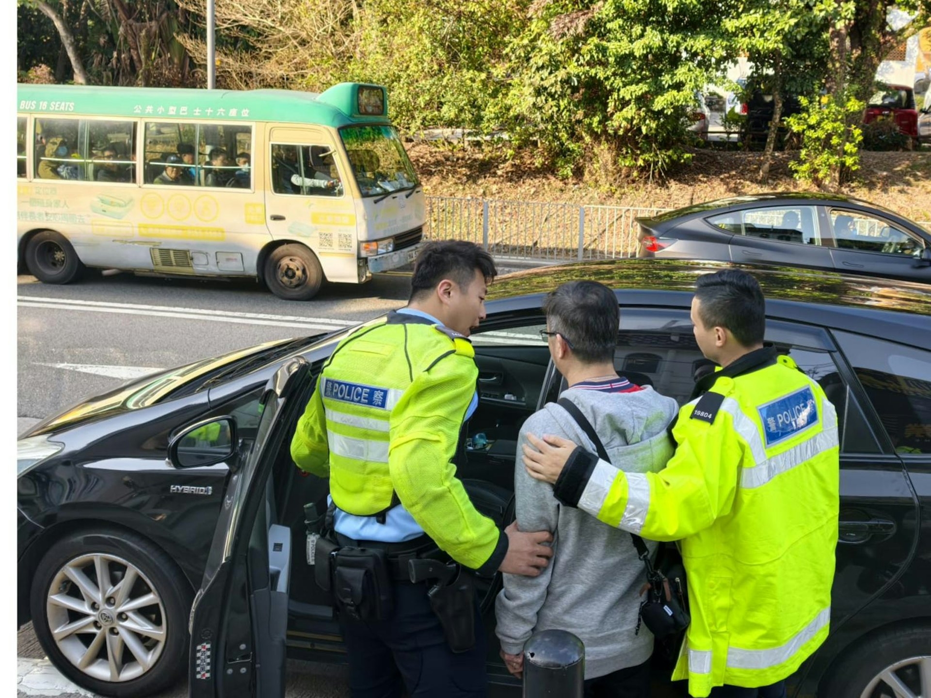 60歲姓容本地男司機涉嫌「停牌期間駕駛」及「駕駛時沒有第三者保險」被捕。（警方圖片）
