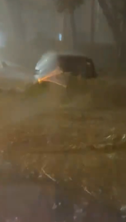 暴雨｜大埔路面積水嚴重　私家車險變潛艇　周六晚錄每小時100毫米雨量